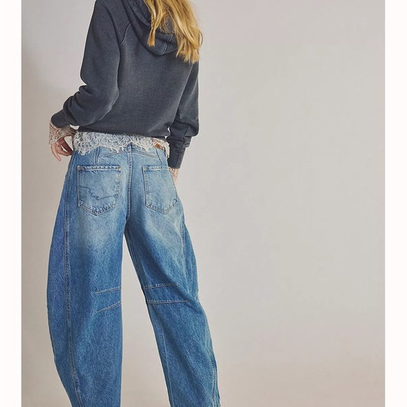 We the Free Good Luck barrel leg jeans, classic wash, size 27 - Picture 2 of 8